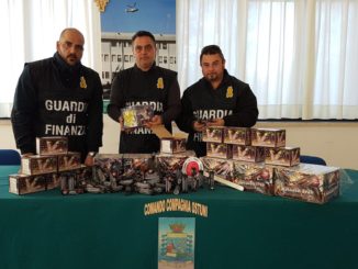 gdf brindisi: sequestrato materiale pirotecnico illegalmente detenuto 69 17389 foto sequestro fuochi radiolaser news matera potenza puglia basilicata