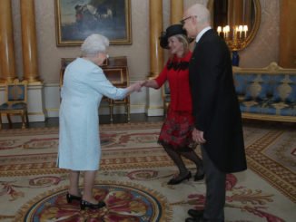 l’alta moda italiana di michele miglionico a buckingham palace - londra 24 sua maestà la regina elisabetta ii lambasciatore s.e. raffaele trombetta e la consorte victoria trombetta.1 radio laser news matera potenza puglia basilicata