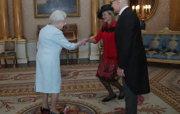 Sua Maestà la Regina Elisabetta II, l'Ambasciatore S.E. Raffaele Trombetta e la consorte Victoria Trombetta.1