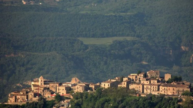 Vista panoramica del borgo medioevale di Guardia Perticara