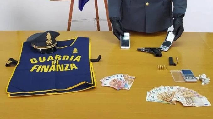 21171_19.10.2018 - armi e stupefacenti