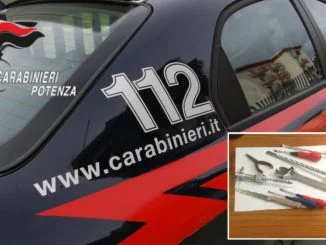 Sorpresi a chiedere denaro ai cittadini ma in macchina nascondono arnesi da scasso. I carabinieri denunciano quattro persone.