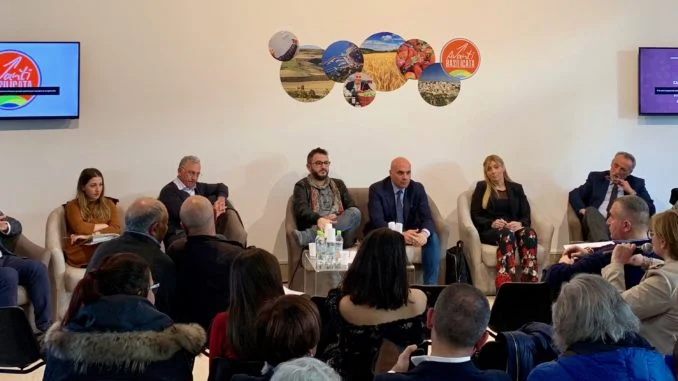 AvantiBasMT_confstampa2802