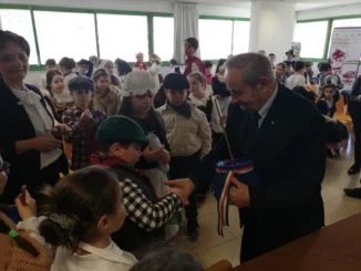 Carnevale 2019, una “matinata” per il Sindaco: gli alunni della Fermi portano al Comune il clima di festa