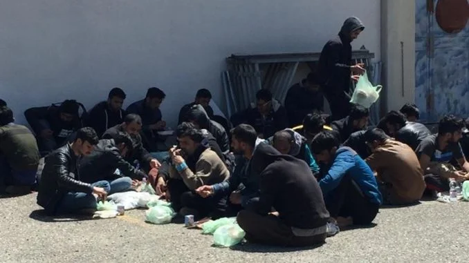 IMMIGRATI NELL'AUTOPARCO COMUNALE POLICORO (MT)