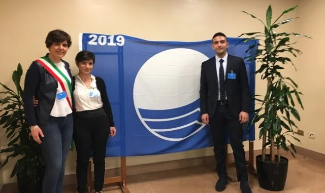 Il Sindaco Viviana Verri alla cerimonia di consegna della Bandiera Blu