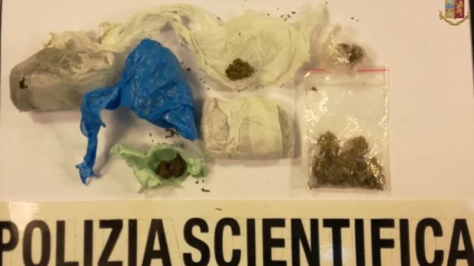 droga rinvenuta e sequestrata con logo (Medium)