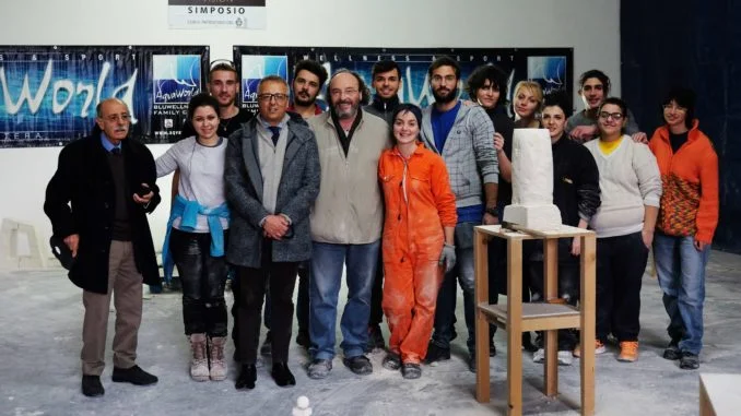 ragazzi e professore dell accademia