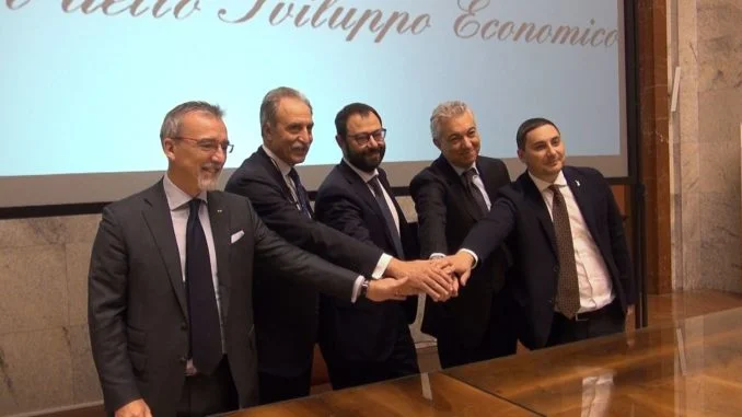 6.12.2019_Firma contratto FCA, da sinistra Gorlier, Bardi, Patuanelli, Arcuri e Ricca