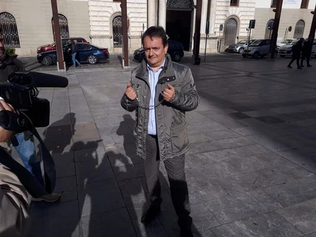Aldo Di Giacomo (presidente Nuova Italia) si incatena davanti alla Prefettura di Potenza
