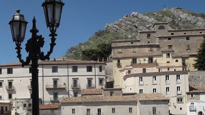 800px-San_Fele,_quartiere_Costa