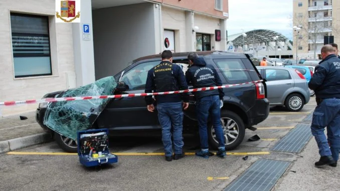 auto danneggiata da esplosione