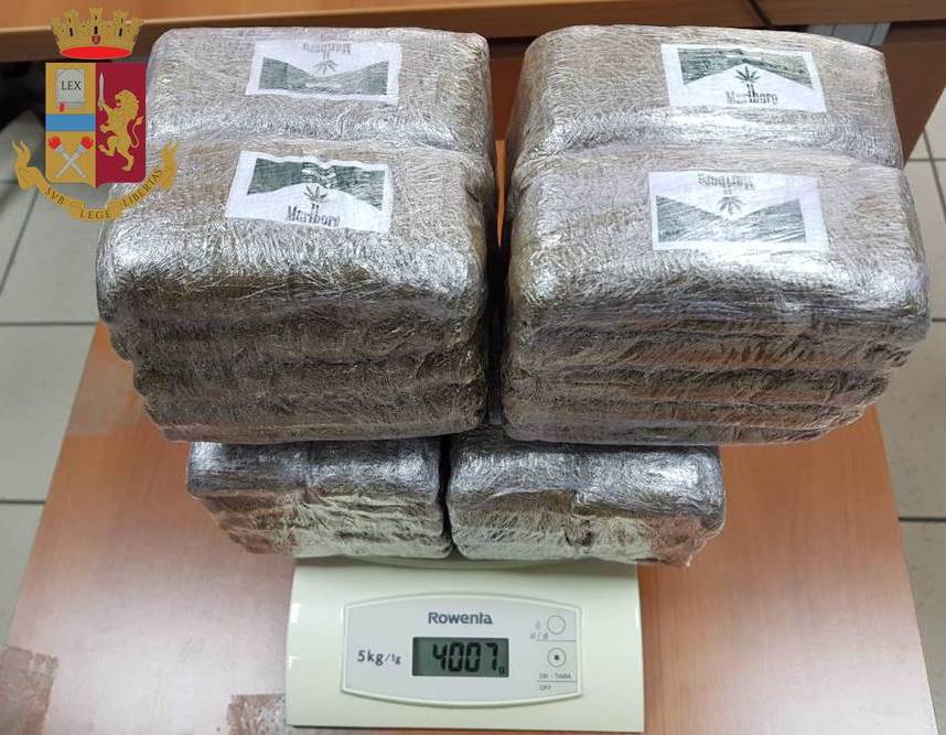 Questura di Taranto: deteneva 40 pacchetti di hashish. Arrestato.