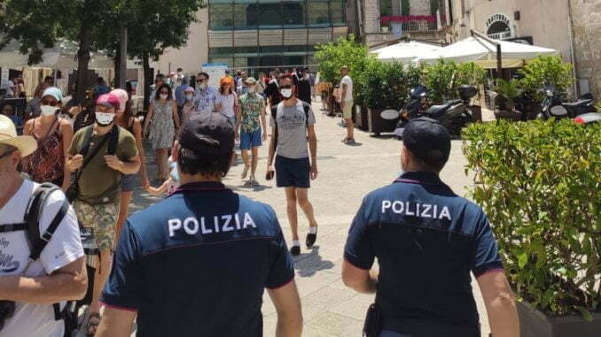 Polizia tra la gente