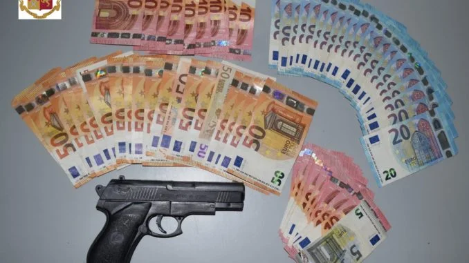 pistola e denaro sequestrati