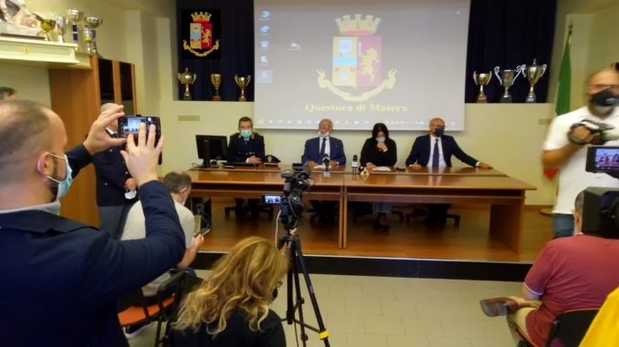 conferenza stampa 4 arresti (Medium)