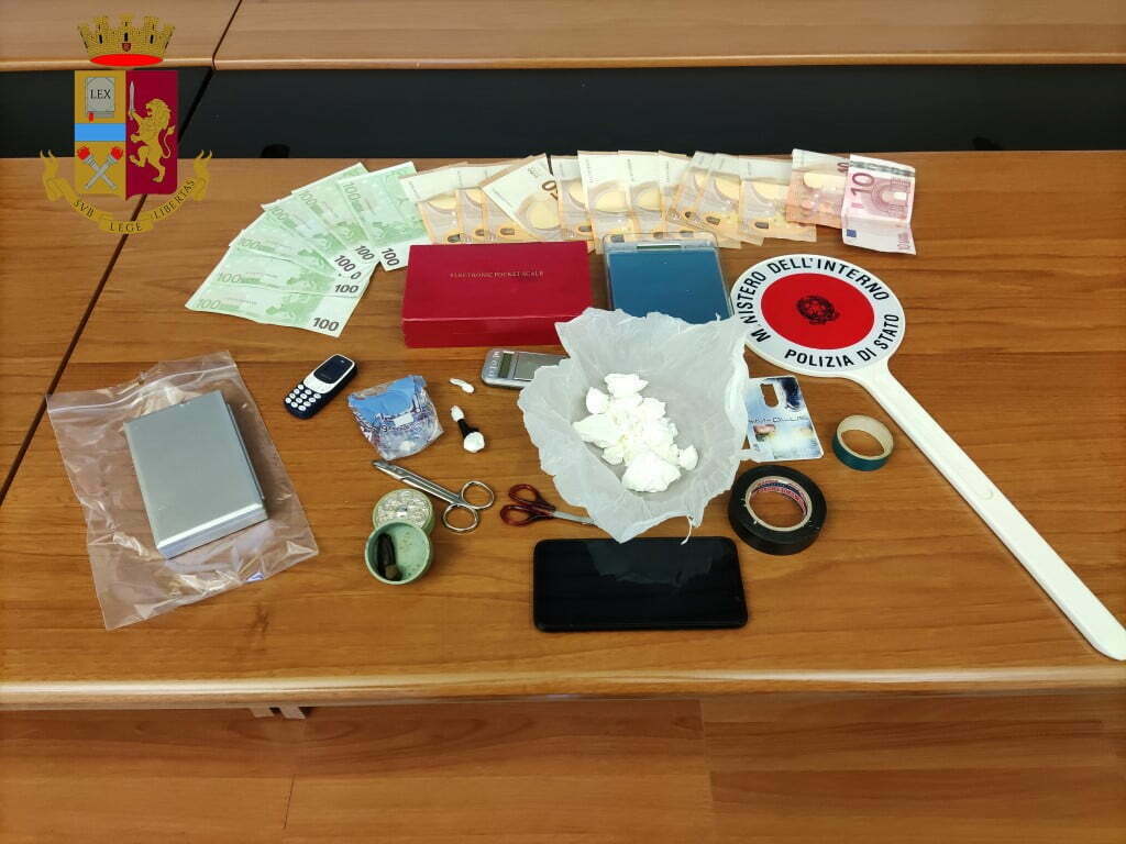 spacciava droga dalla finestra di casa: materano arrestato dalla polizia di stato