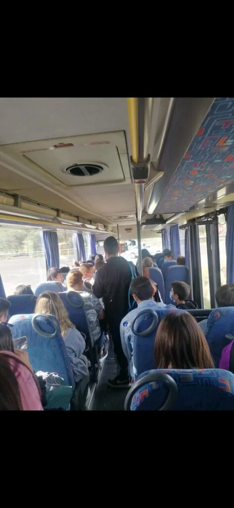 Studenti “in assembramento” per mancanza di distanza di sicurezza in bus: proteste contro i Trasporti di Linea a Marconia.