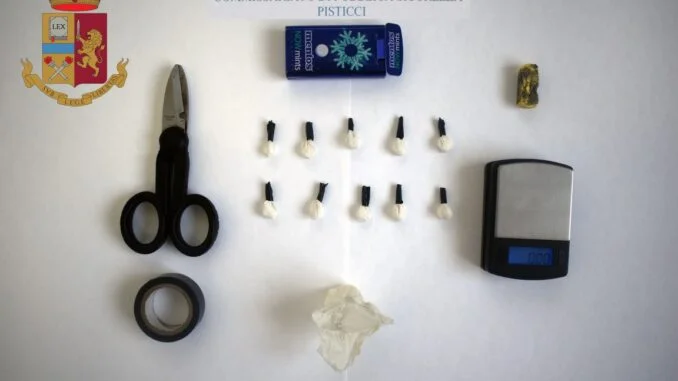 droga e altro materiale rinvenuti