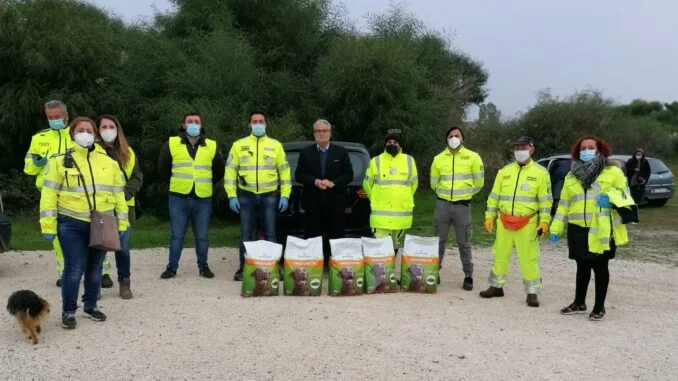 foto donazione crocchette al canile di Policoro