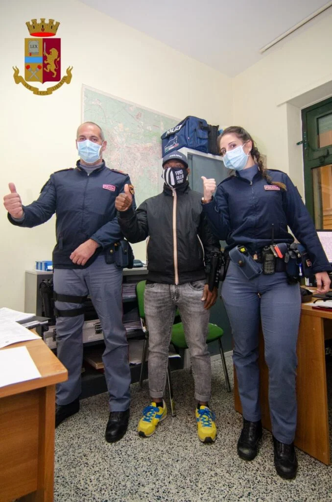 Matera, arrestati dalla Polizia due scippatori minorenni grazie all’intervento di un giovane immigrato del Mali
