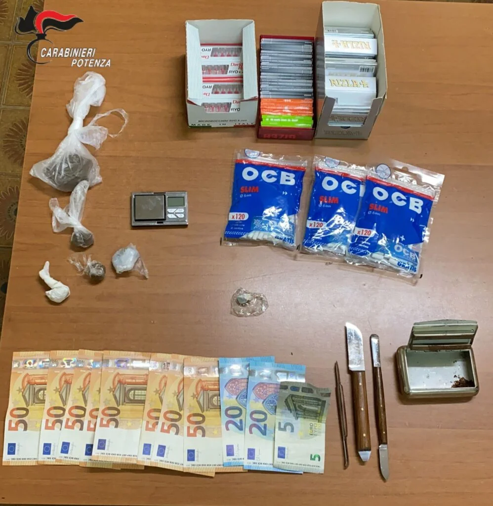 Tito (PZ): Giovane viaggiava a bordo di autovettura con oltre 50 grammi di hashish. Arrestato dai Carabinieri.