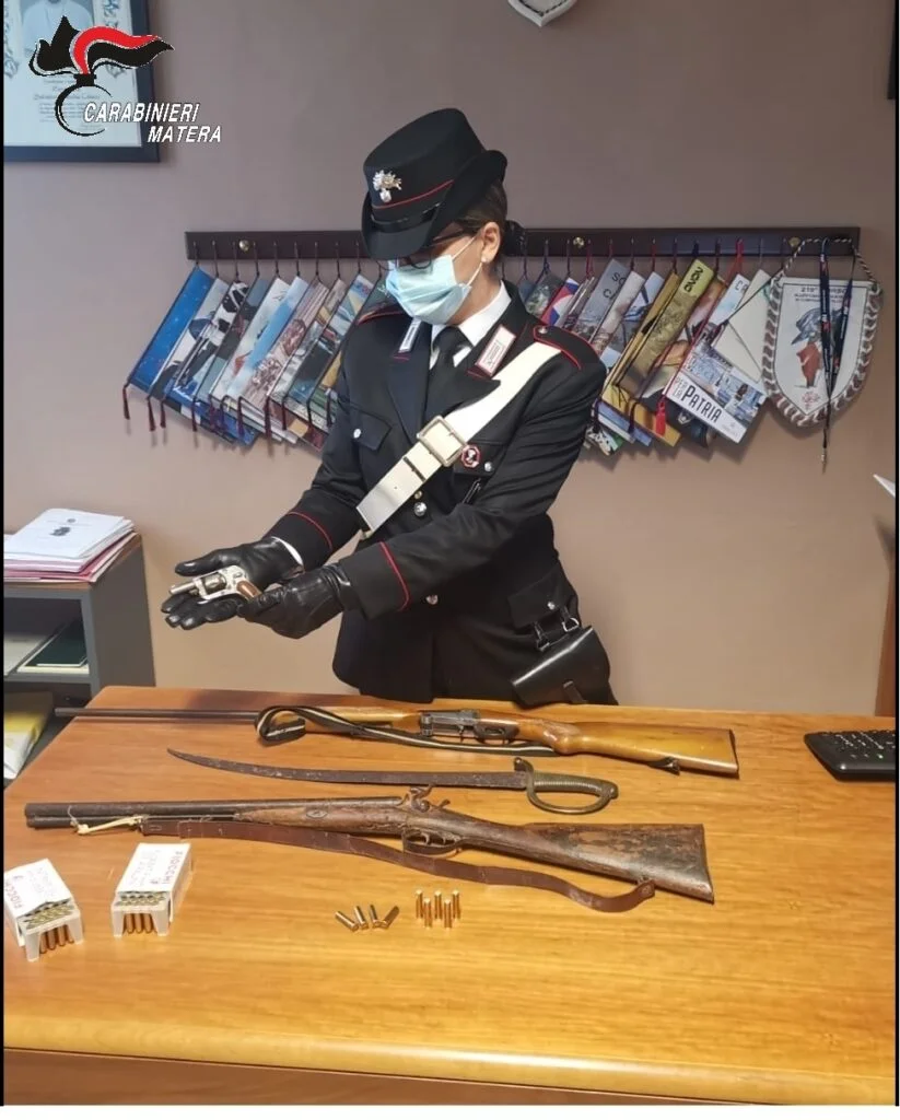 GROTTOLE (MT): TROVATO IN CASA CON DIVERSE ARMI DA FUOCO E MUNIZIONI. I CARABINIERI DENUNCIANO UOMO DEL POSTO