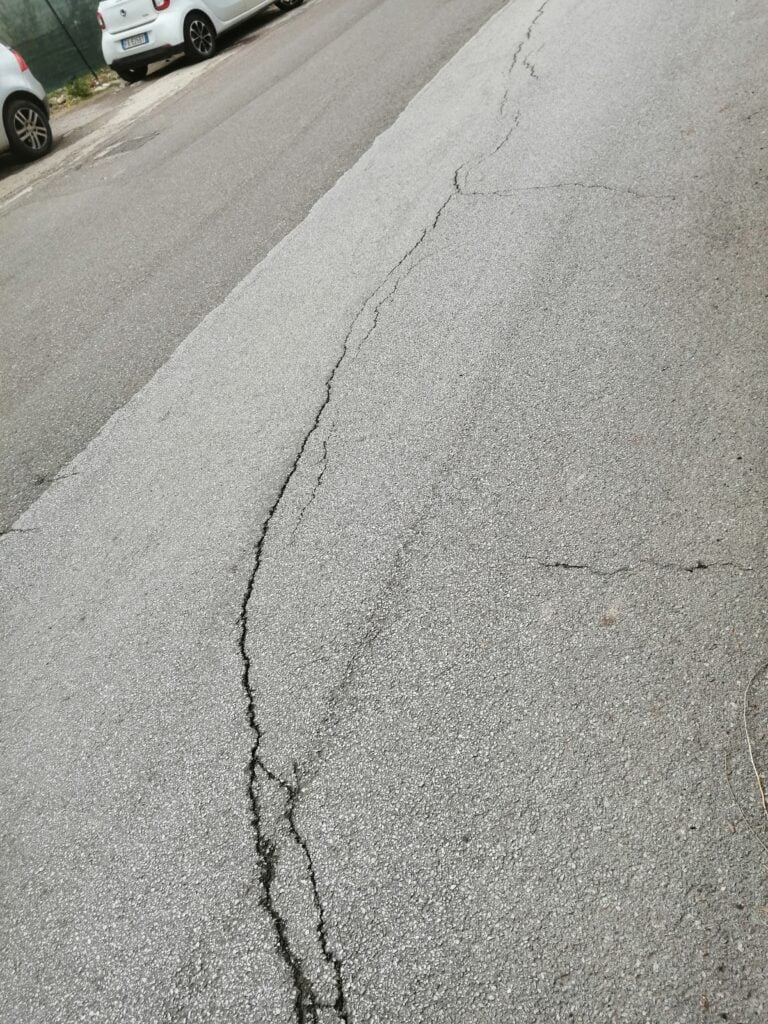 PISTICCI: NUOVE CREPE SU PAVIMENTAZIONE CIRCONVALLAZIONE CAMMARELLE. URGENTE VERIFICARE