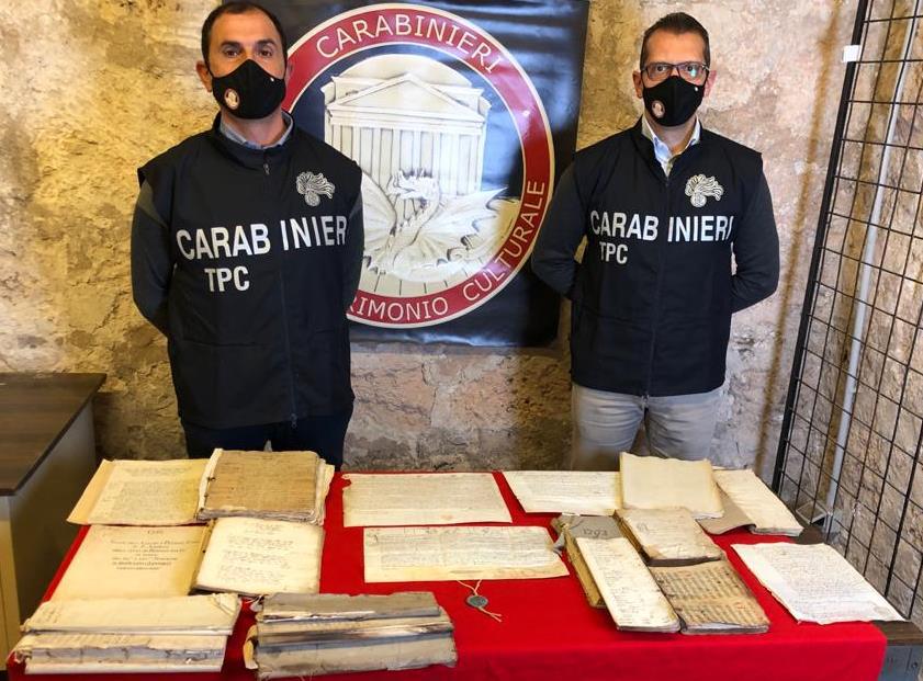 Vendite sul web, i Carabinieri del TPC sequestrano reperti archeologici e documenti archivistici di eccezionale valore storico-culturale