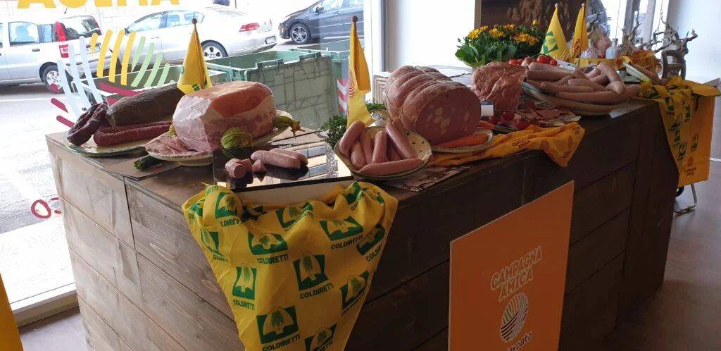 COLDIRETTI TARANTO spinge würstel, mortadelle e prosciutto cotto agricoli made in Italy, in vetrina al mercato coperto di Campagna Amica