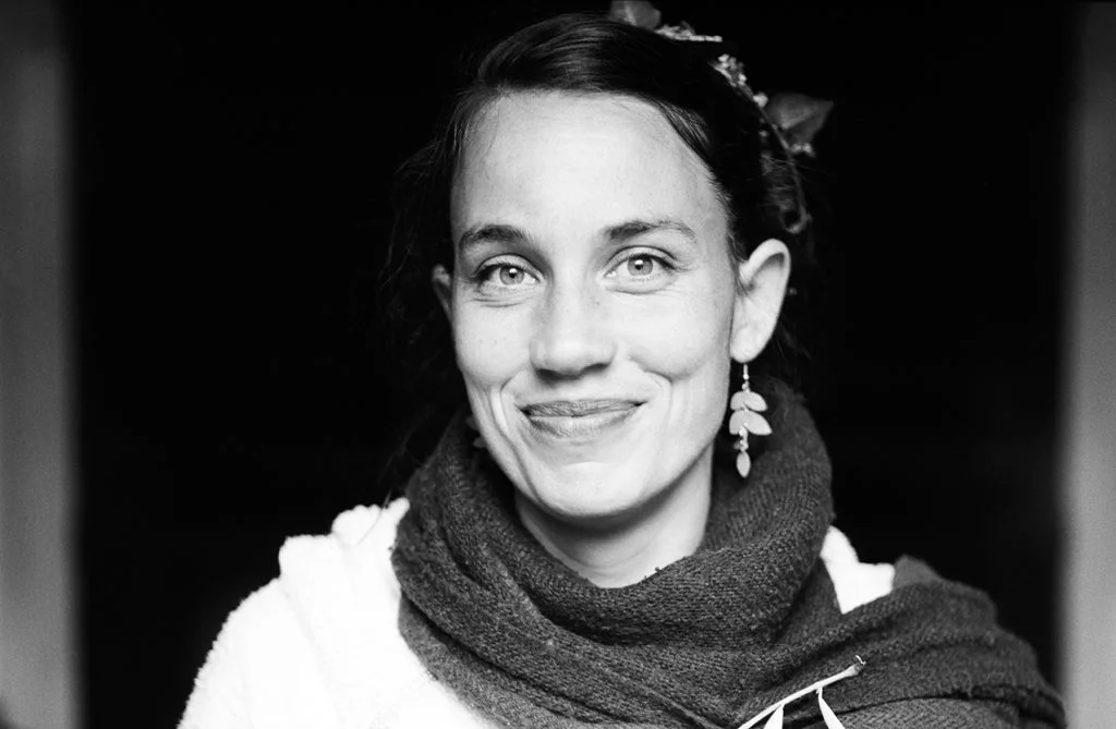 "MARINAE": TRE STORIE DI DONNE ALLA FINE DI UNA TERRA. DISPONIBILE SU YOUTUBE IL VIDEO CON LA SALENTINA RACHELE ANDIOLI, LA GALIZIANA UGÍA PEDREIRA E LA BRETONE ELSA CORRE.