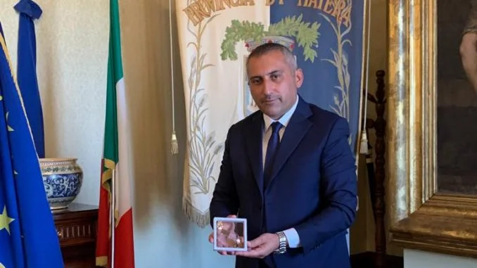 il presidente marrese con i cofanetti