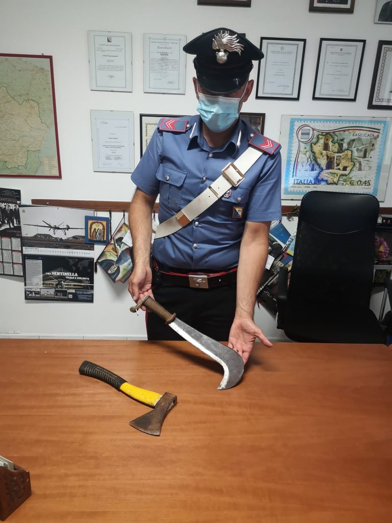 BERNALDA: 35ENNE DI ORIGINI TUNISINE SI AGGIRA PER STRADA ARMATO DI ASCIA E MACHETE. BLOCCATO ED ARRESTATO DAI CARABINIERI.