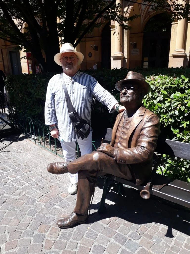 BOLOGNA STATUA BRONZEA DI LUCIO DALLA INAUGURATA IN PIAZZA GRANDE ALLA PRESEMZA DEL SOSIA PISTICCESE VITO D'ERI