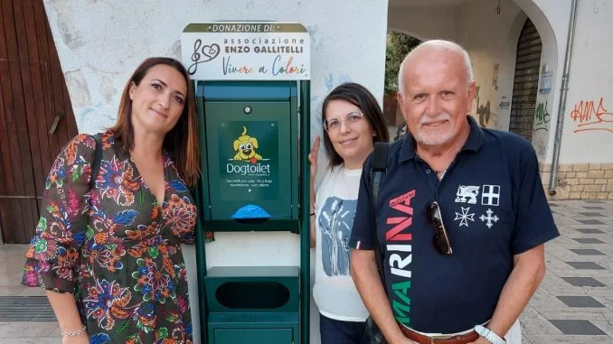 Donazione-raccoglitore-deiezioni-canine-al-Comune-di-Policoro-sindaco-e-assessore-Prestera