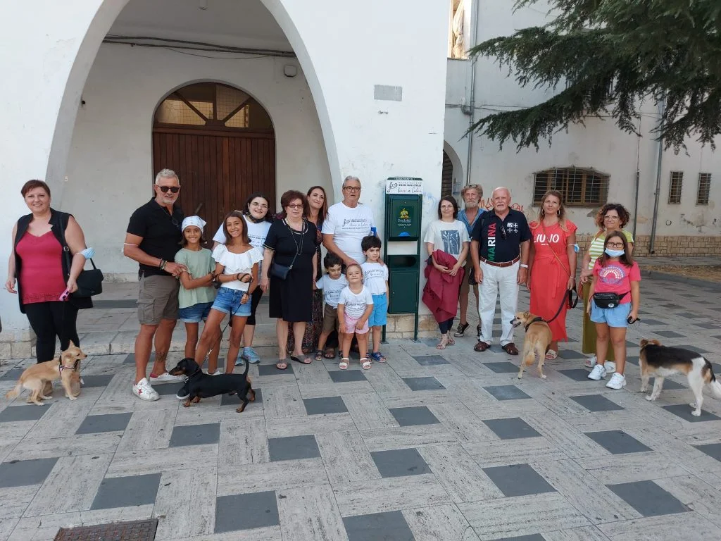 Installazione raccoglitore per deiezioni canine a Policoro - Associazione Enzo Gallitelli Vivere a Colori