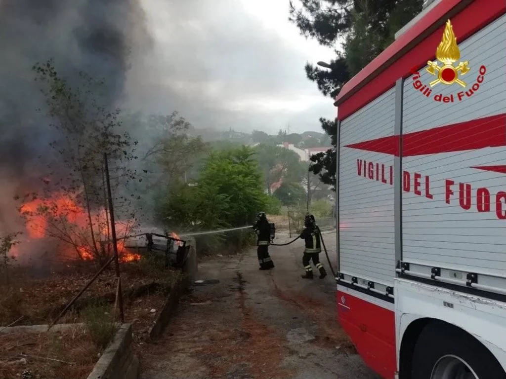 Incendio rifiuti abbandonati a Potenza.