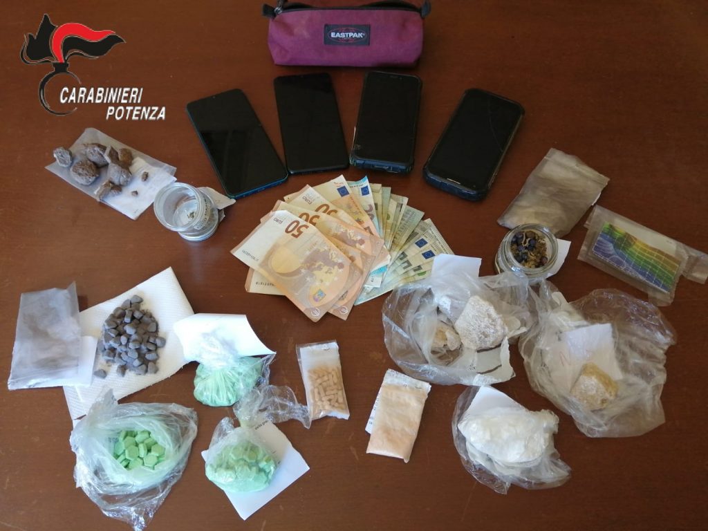 maratea (pz): maxi sequestro di droga. 4 le persone arrestate dai carabinieri per detenzione ai fini di spaccio di ecstasy, anfetamina, ketamina, mdma, lsd, hashish e marijuana. 2 2. radio laser news matera potenza puglia basilicata