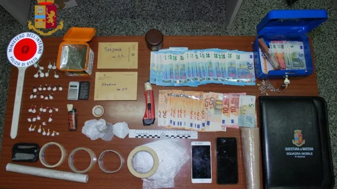 droga, materiale e denaro sequestrati