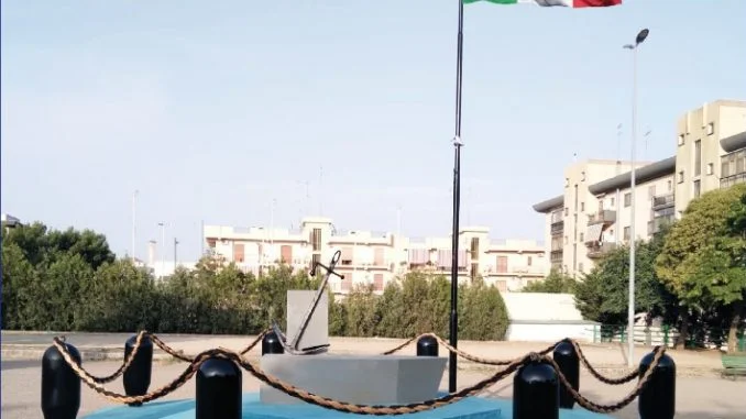 monumento-caduti-del-mare-castellaneta