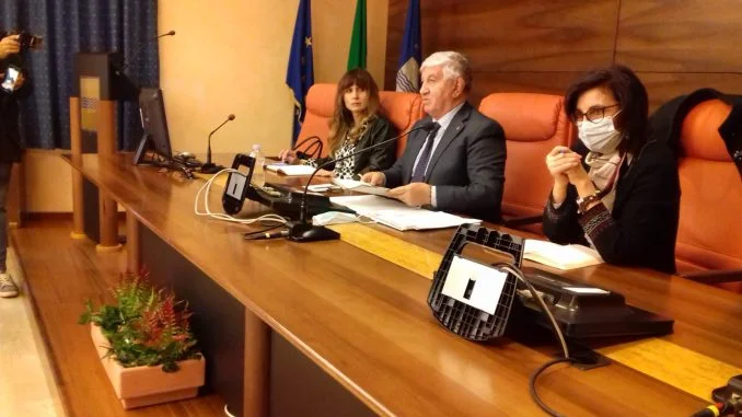 incontro tavolo trasparenza total