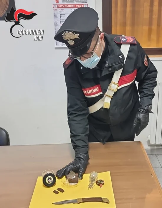 Modugno (BA): uno spacciava comodamente da casa, l’altro agli arresti domiciliari è stato trovato con dello stupefacente. Due in manette.