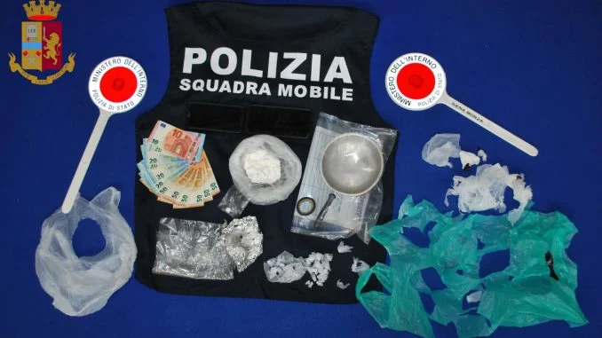 droga, denaro e altro materiale sequestrati
