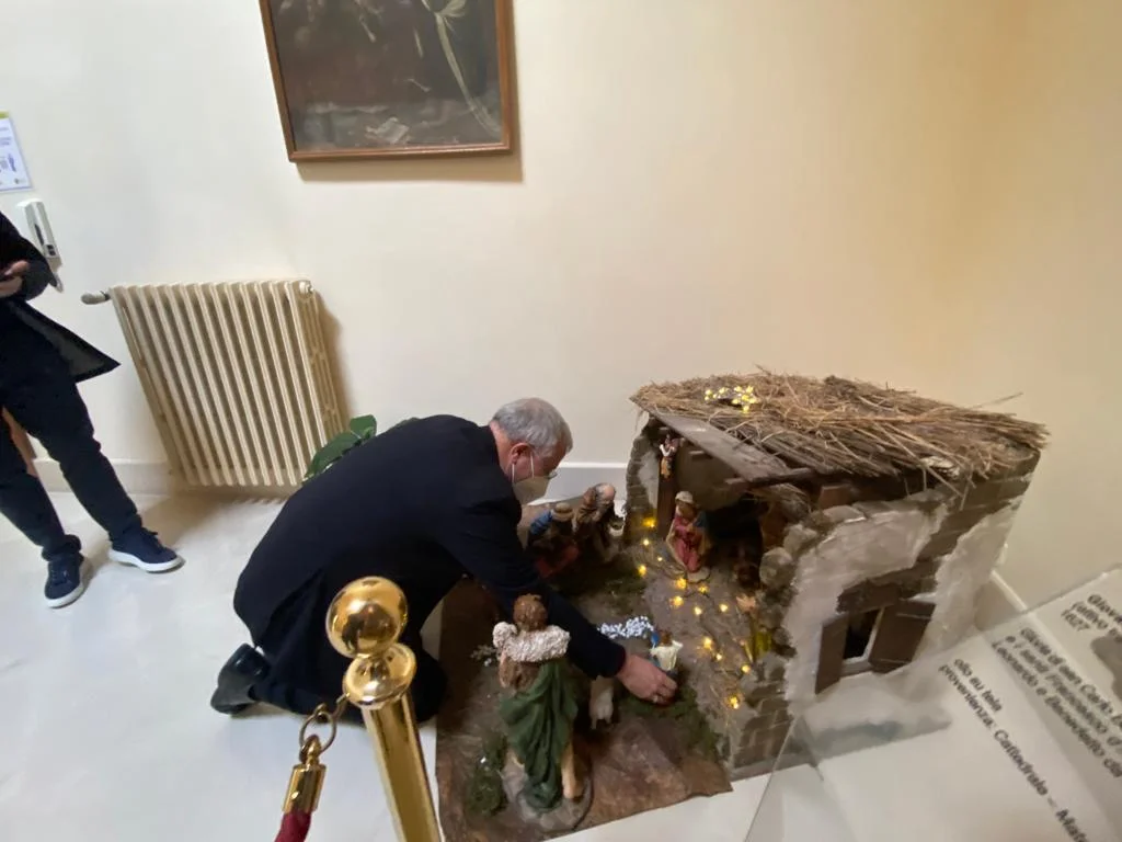 CONFARTIGIANATO E COLDIRETTI CONSEGNANO STATUINA PRESEPE 2021 A VESCOVO MATERA
