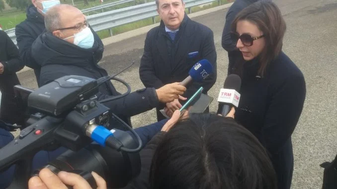 Matera, 2.12.2021_ L'assessore Merra intervistata dai giornalisti alla cerimonia di apertura dell'ultimo tratto della Bradanica