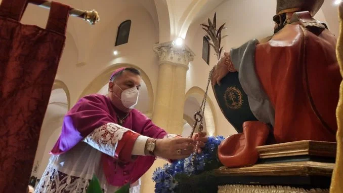 vescovo con statua san tommaso 2