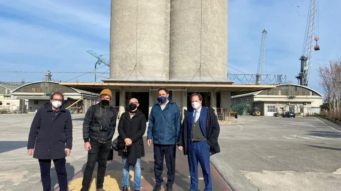 27-01-22 sui 16 silos granari del porto di Bari l’arte di Guido van Helten_stamattina il sopralluogo