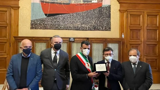 21-02-22 premiato oggi dal sindaco Decaro il prof. Palmieri miglior medico internista italiano_2