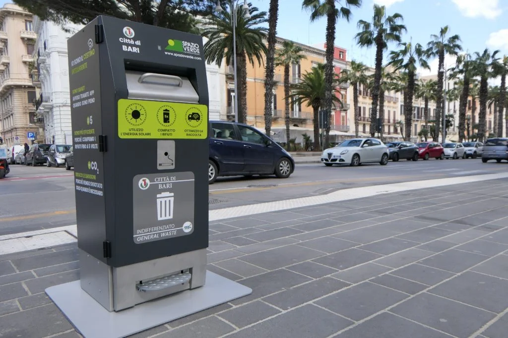 IN VIA SPARANO LA SPERIMENTAZIONE DEL CONTENITORE INTELLIGENTE PER RIFIUTI SOSTITUTIVO DEL CESTINO GETTACARTE