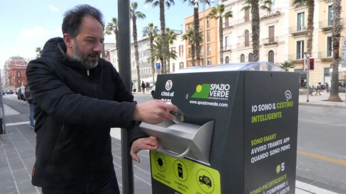 10-03-22 in via Sparano parte la sperimentazione del contenitore intelligente per rifiuti sostitutivo del cestino gettacarte_3